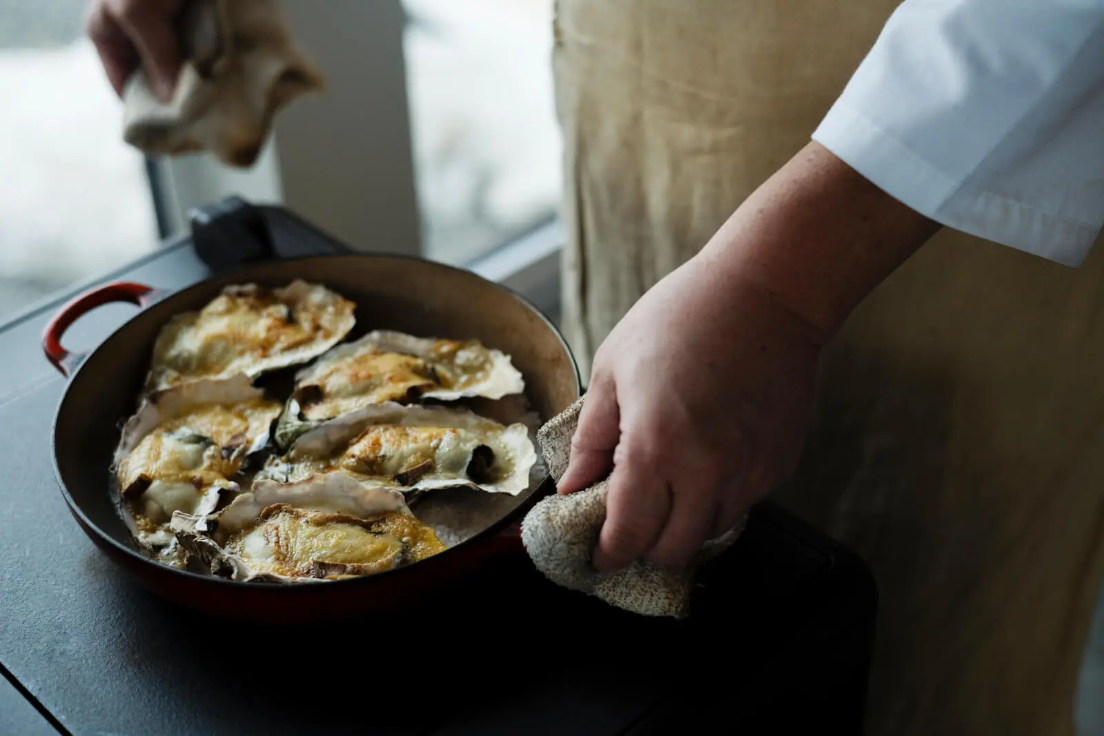 ストーブトップは、オーブンで焼き上げた牡蠣のグラタンを保温するのにちょうどいい