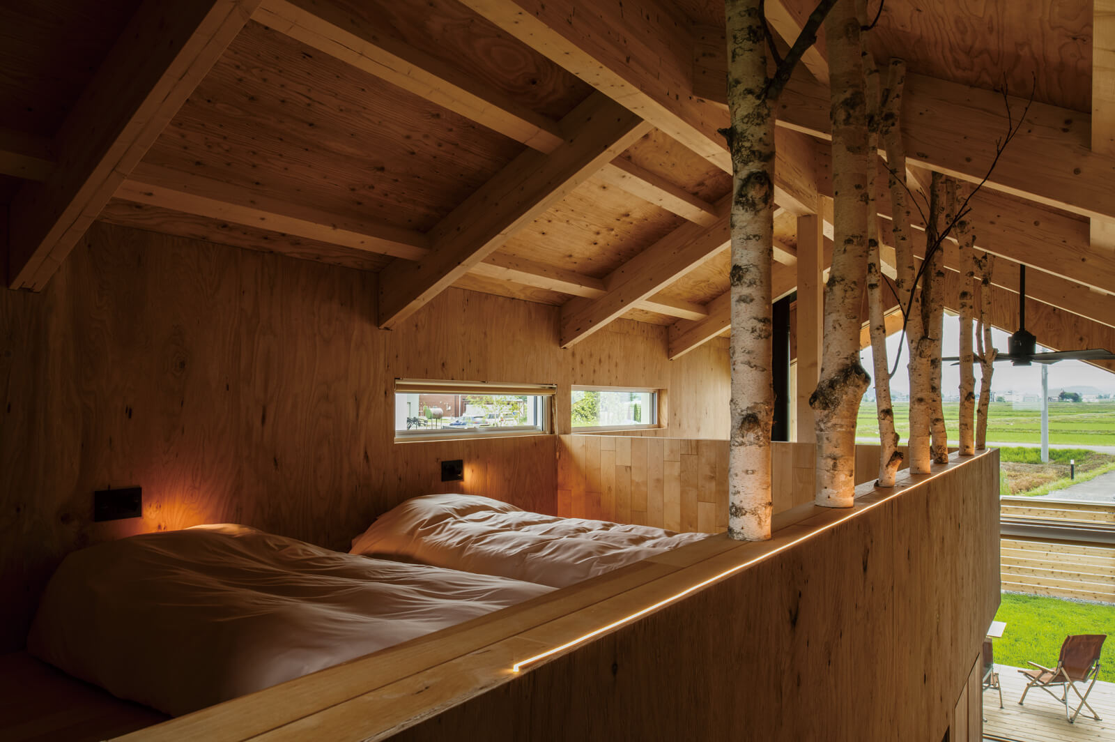 シラカバの森で眠ることをテーマにした2階。アクセントにもなっているシラカバの木は太田兄弟とその家族が森に出向いて自ら伐り取ったもの。シラカバプロジェクトに携わるアーケンでは恒例となりつつある遊び心の一つ