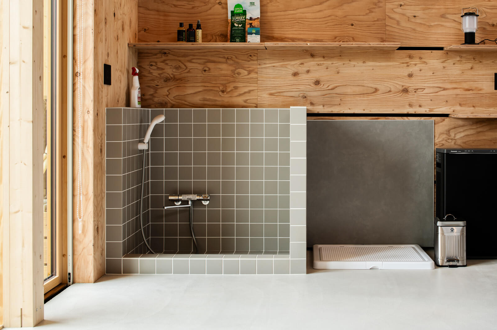 テラスの出入り口付近には、愛犬専用の洗い場を完備