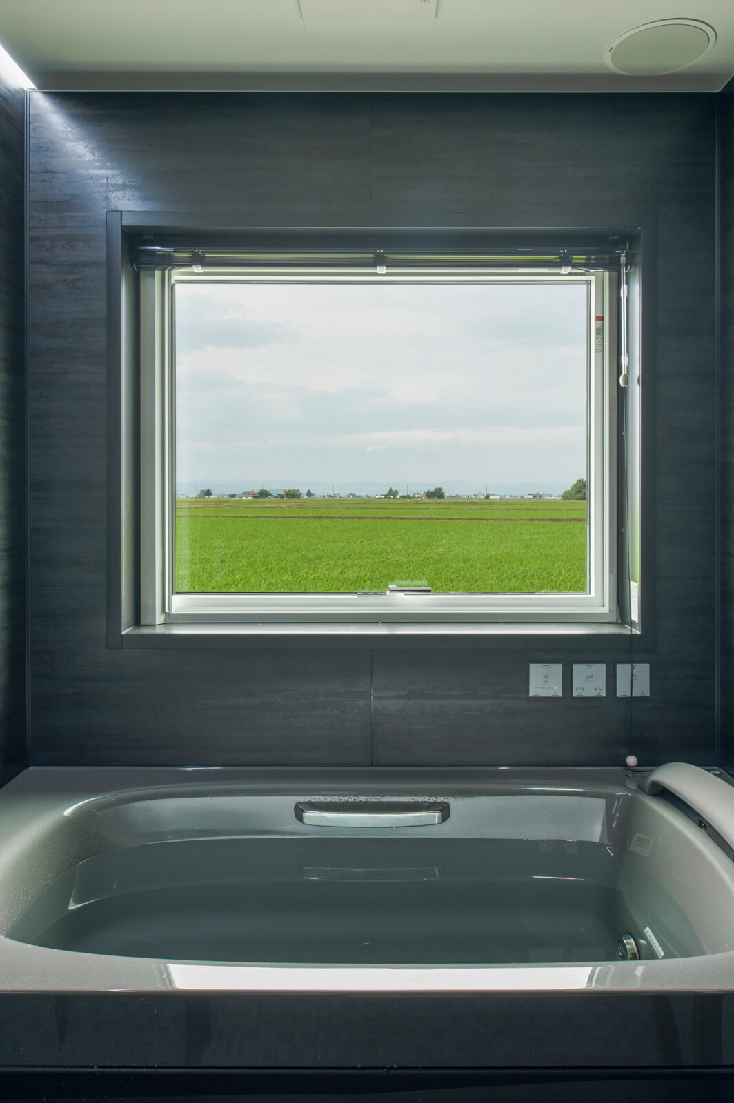 田園風景を望むバスルーム