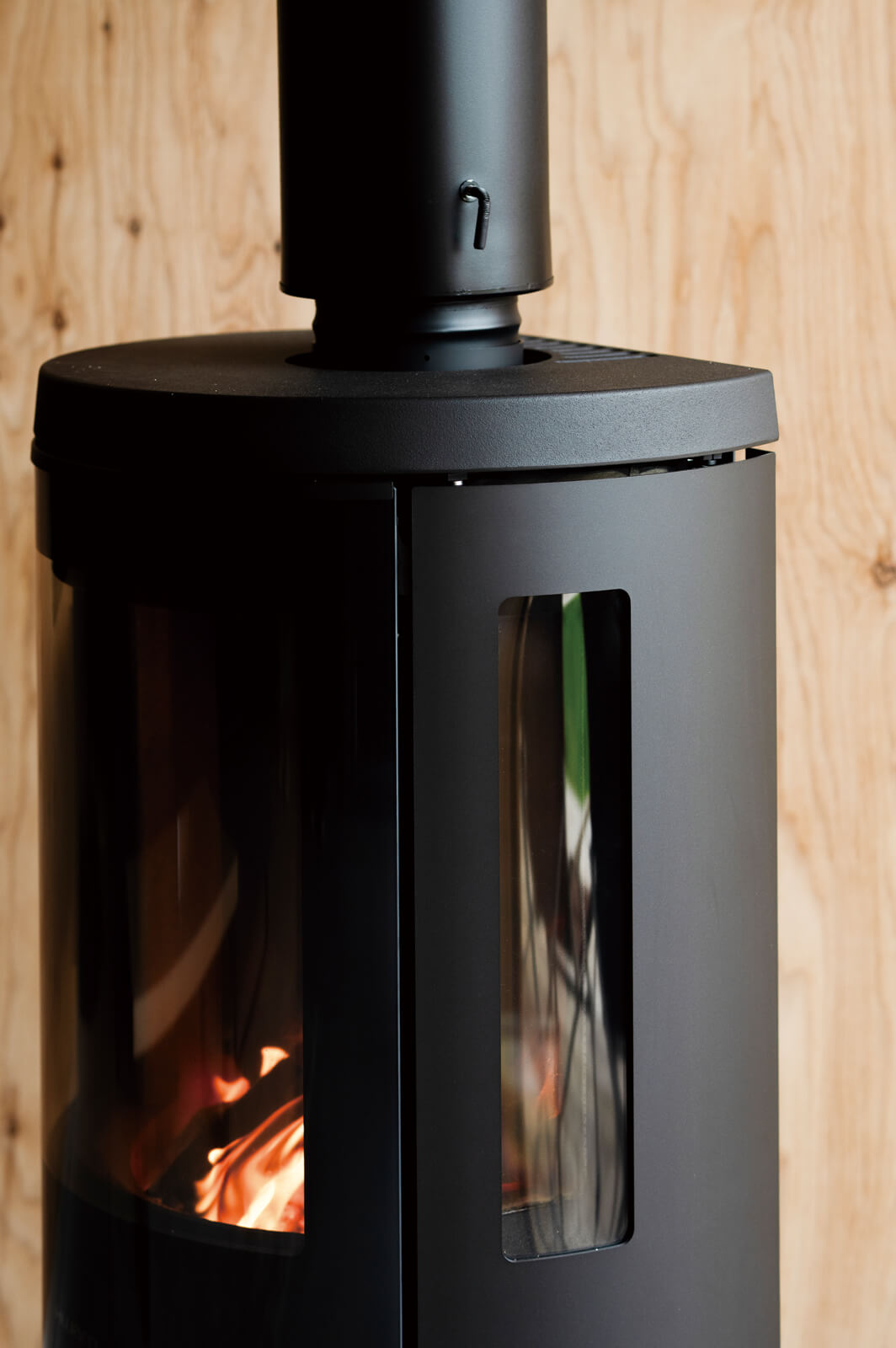 3方向から炎を望むことができるのは、HWAM「3630」の特長であり魅力