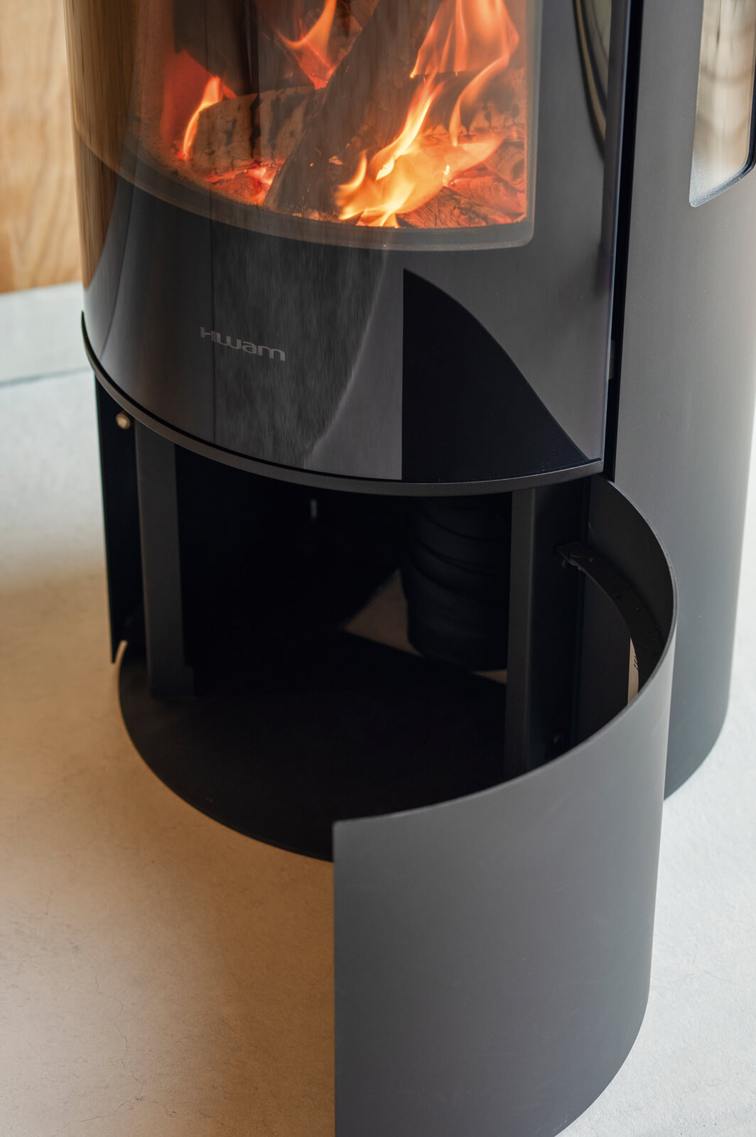 燃焼室の下は収納になっていて、メンテナンス用品など、オーナーの用途に応じて自由に活用できる