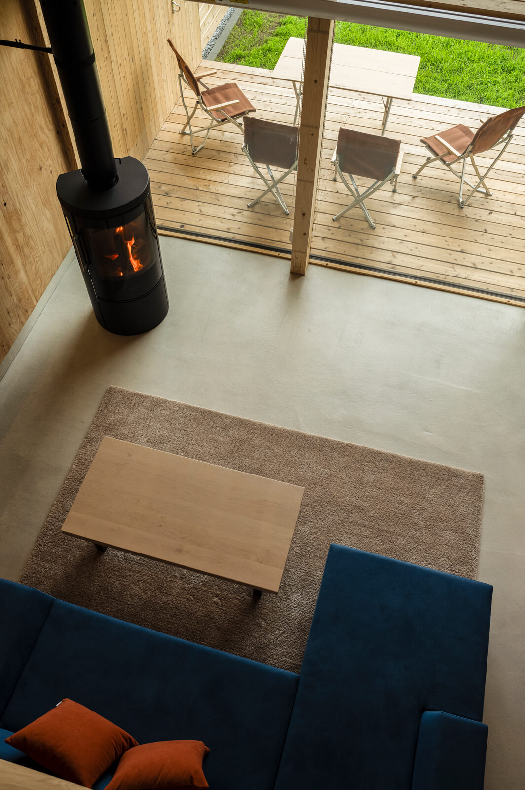 寝室からリビングを見下ろす。コンクリート土間が薪ストーブの炉台の役割を兼ねている