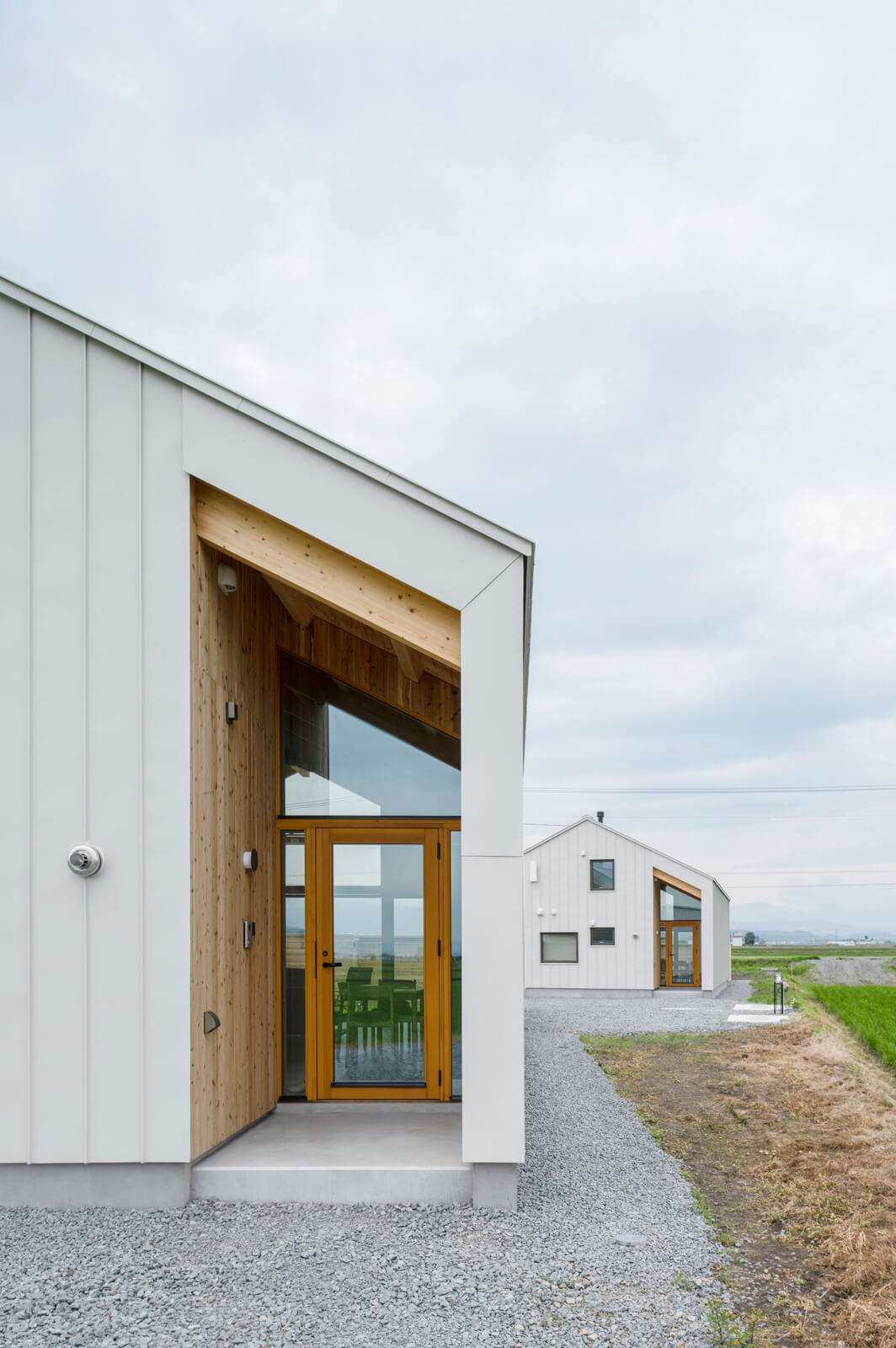 屋根勾配に沿った斜めのラインが目を引く玄関ポーチ