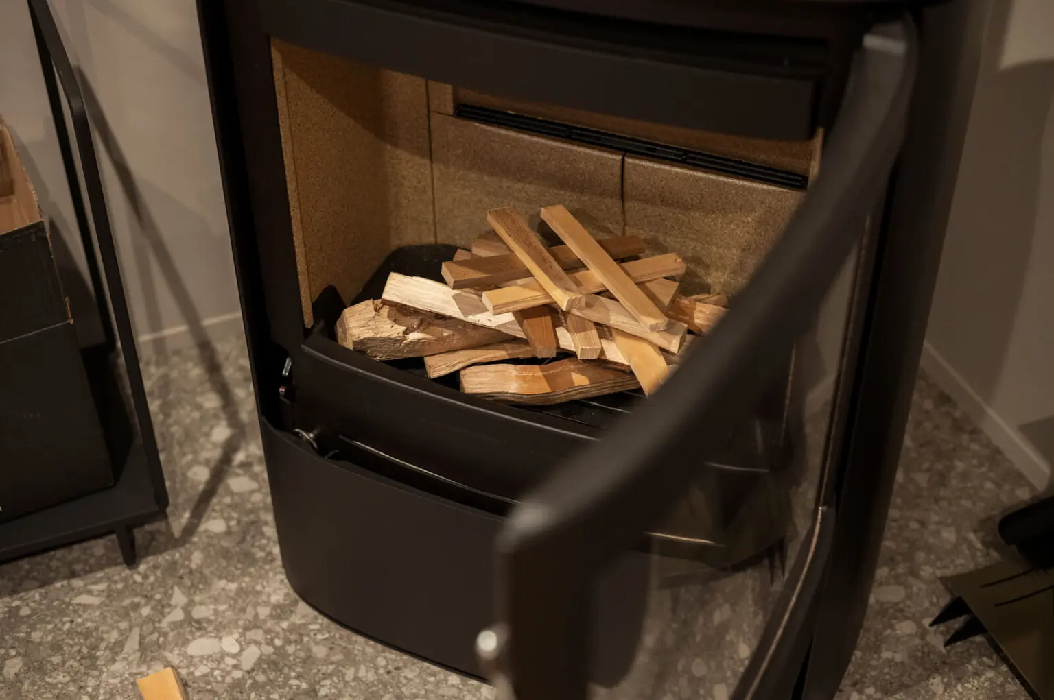 消えた状態から火を入れるときは特に、太い薪を一番下にして、下から上へ空気が抜けやすいように井桁（いげた）状に組み上げていくのが、上手に燃やすポイント