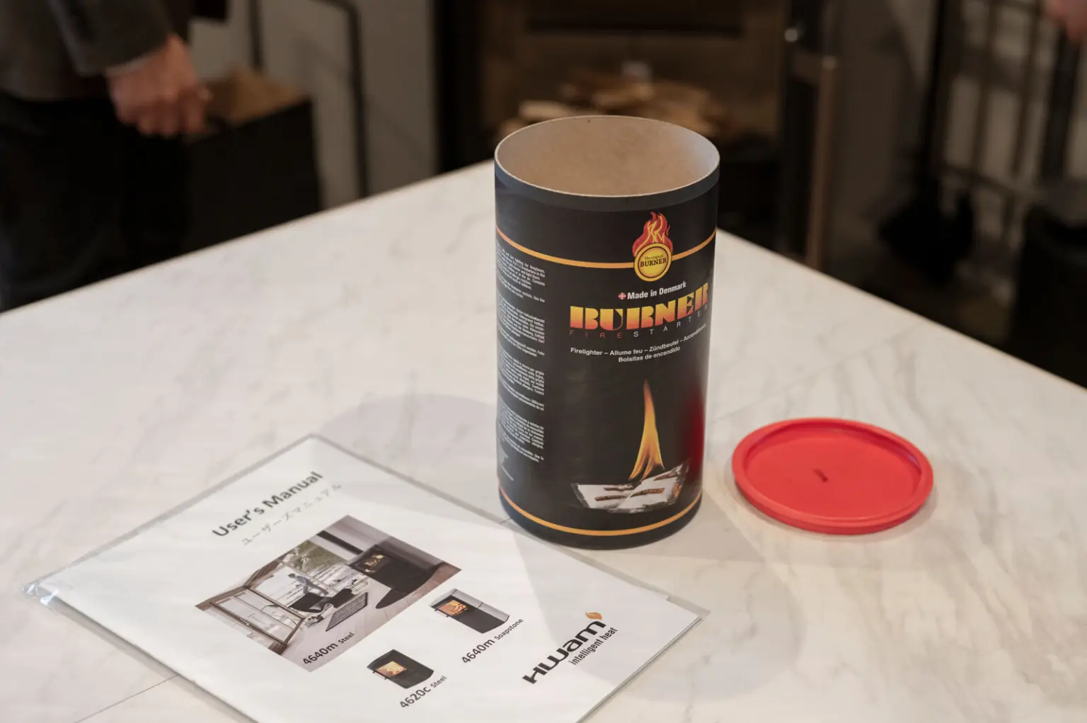 訪問時には設置した機種の取り扱い説明書のほか、着火剤を1箱プレゼント