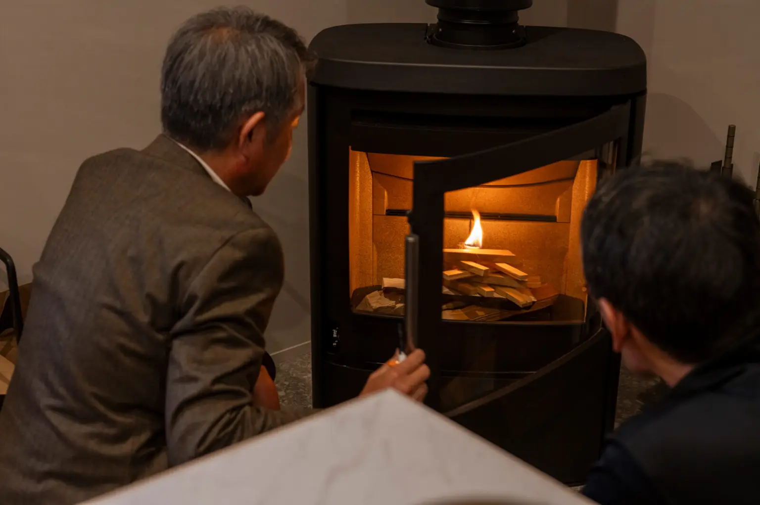 新築して初めての冬に備える。薪ストーブの火入れ式