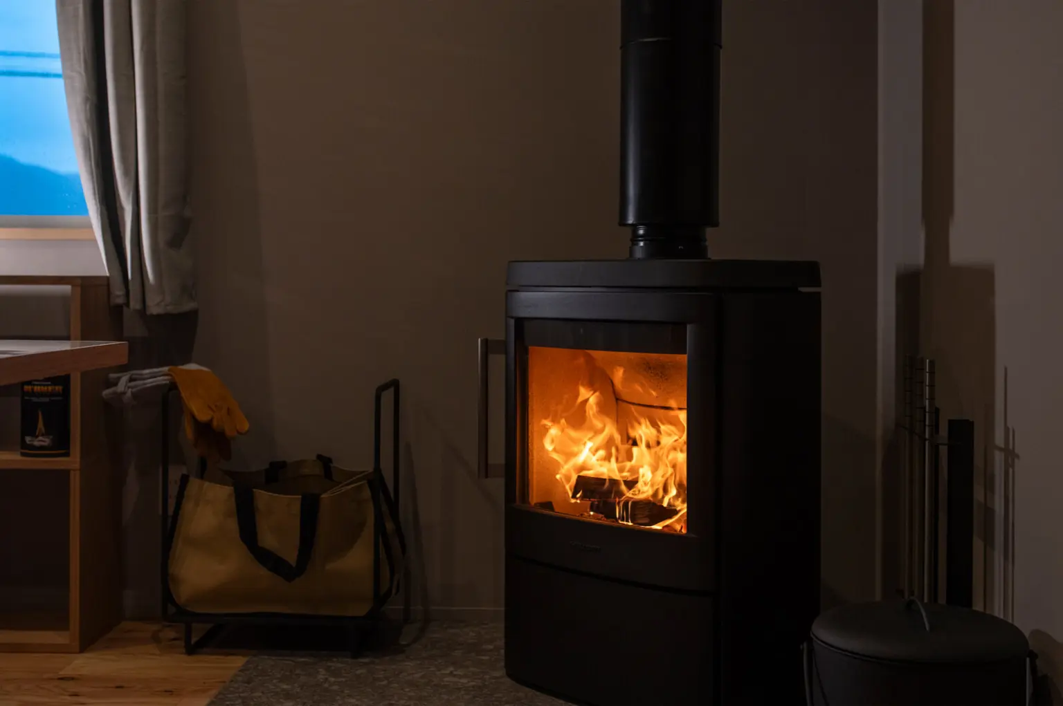 「4620c」は炉内が広いため、最長で約45㎝までの薪を横に置くことができる。扉が大きくて、薪も入れやすい