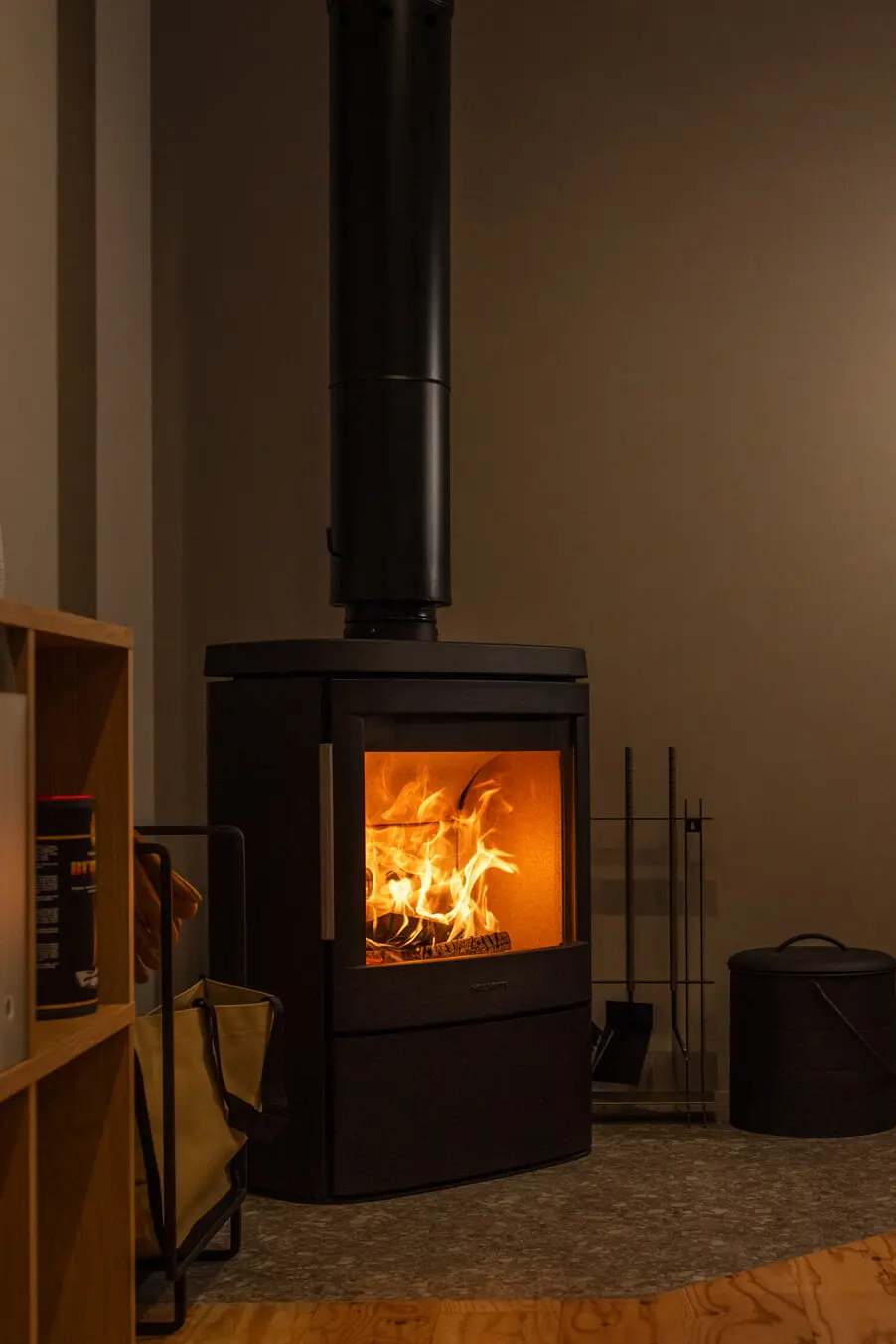 HWAM「4620c」はとてもシンプルなデザインで、どのようなテイストのインテリアにも合わせやすい。大きなガラス面を通して美しい炎が楽しめる