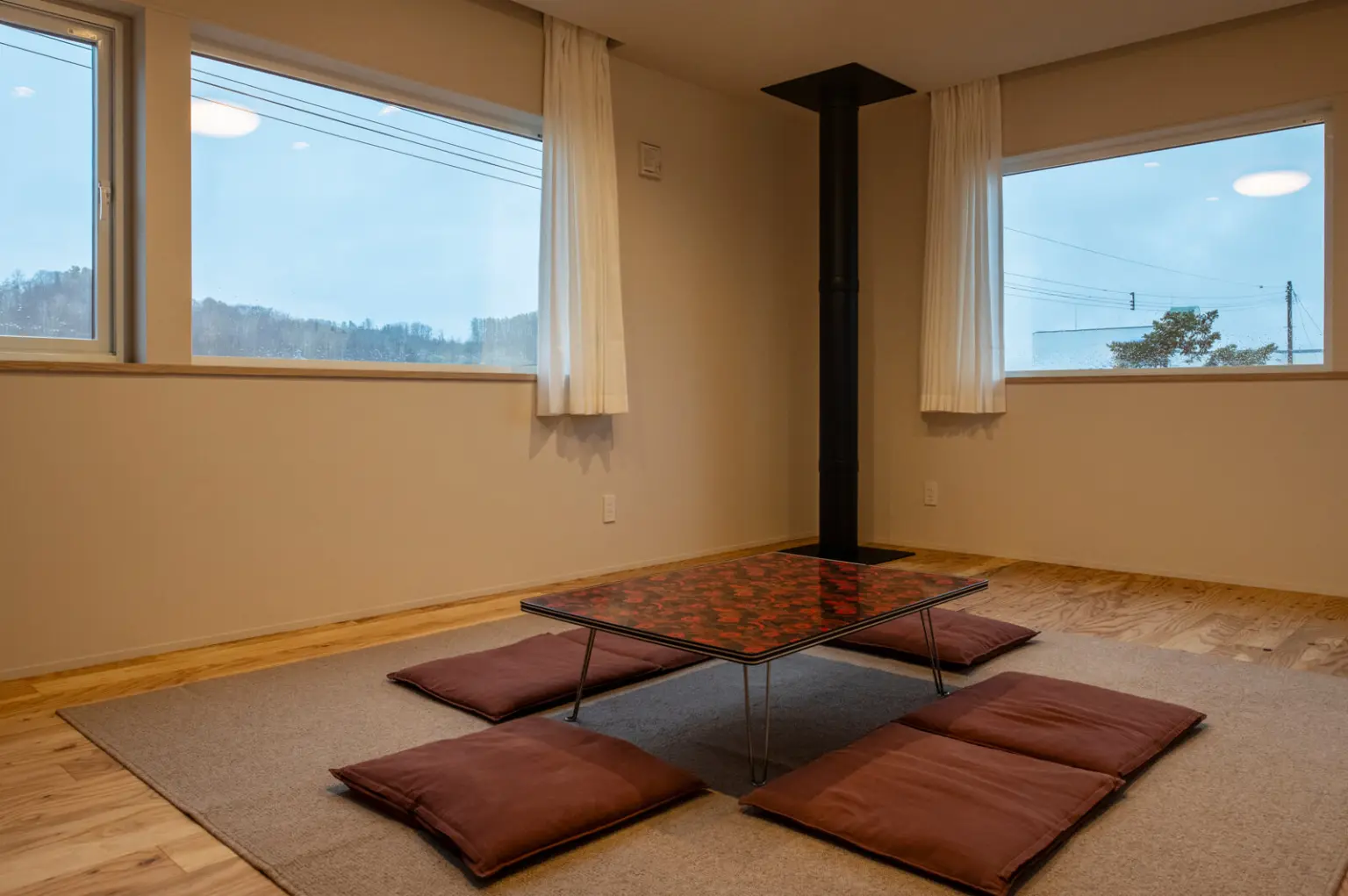 2階の部屋の一隅に煙突を通しているため、熱がじんわりと放出される