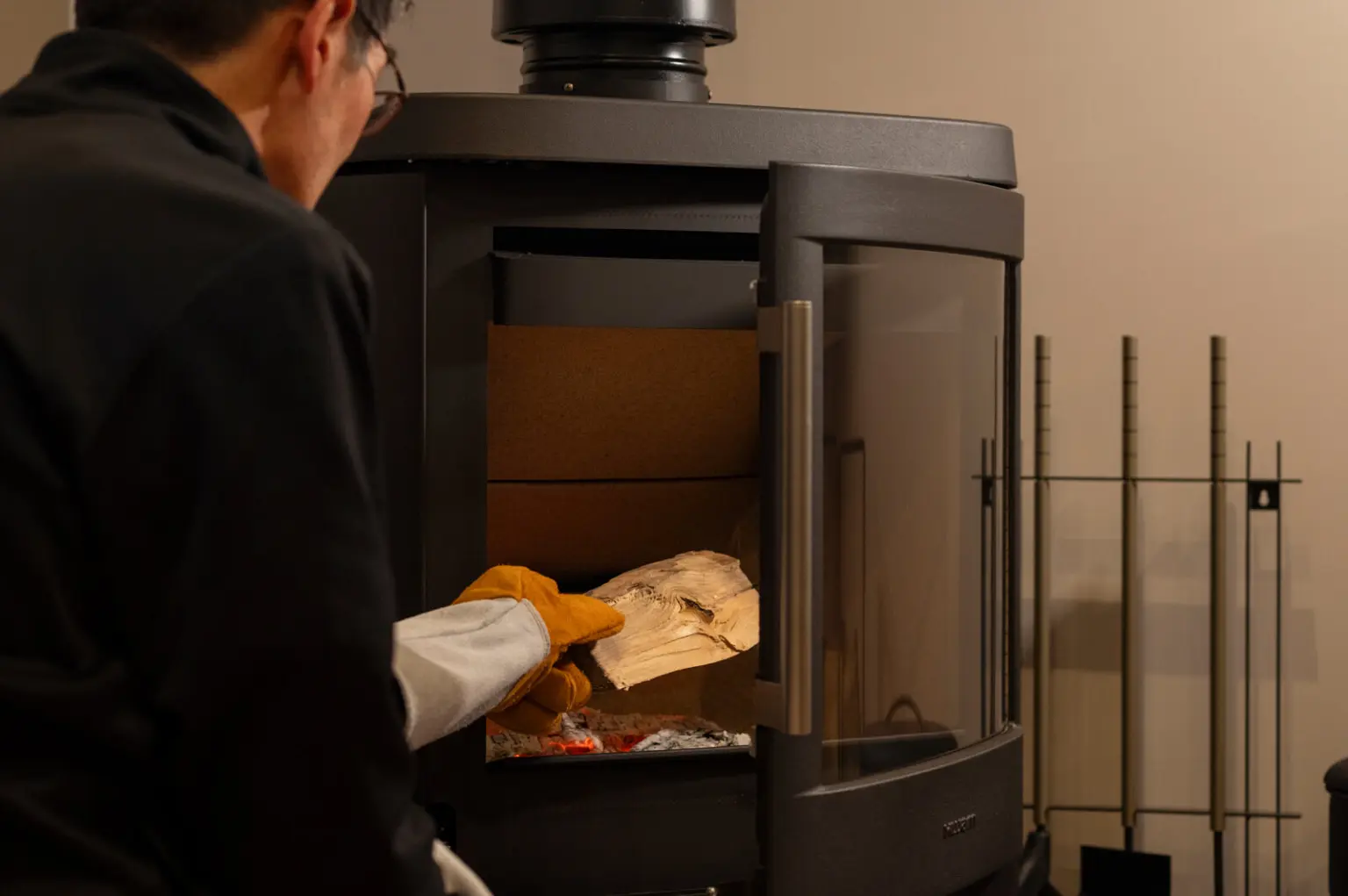 「炎が見えているときに薪を入れるのは早すぎで、『熾火（おきび）』になったときが、薪を追加するタイミングです」と橋口さん。そのアドバイスを受け、新しい薪ストーブになって初めてAさんが薪をくべる