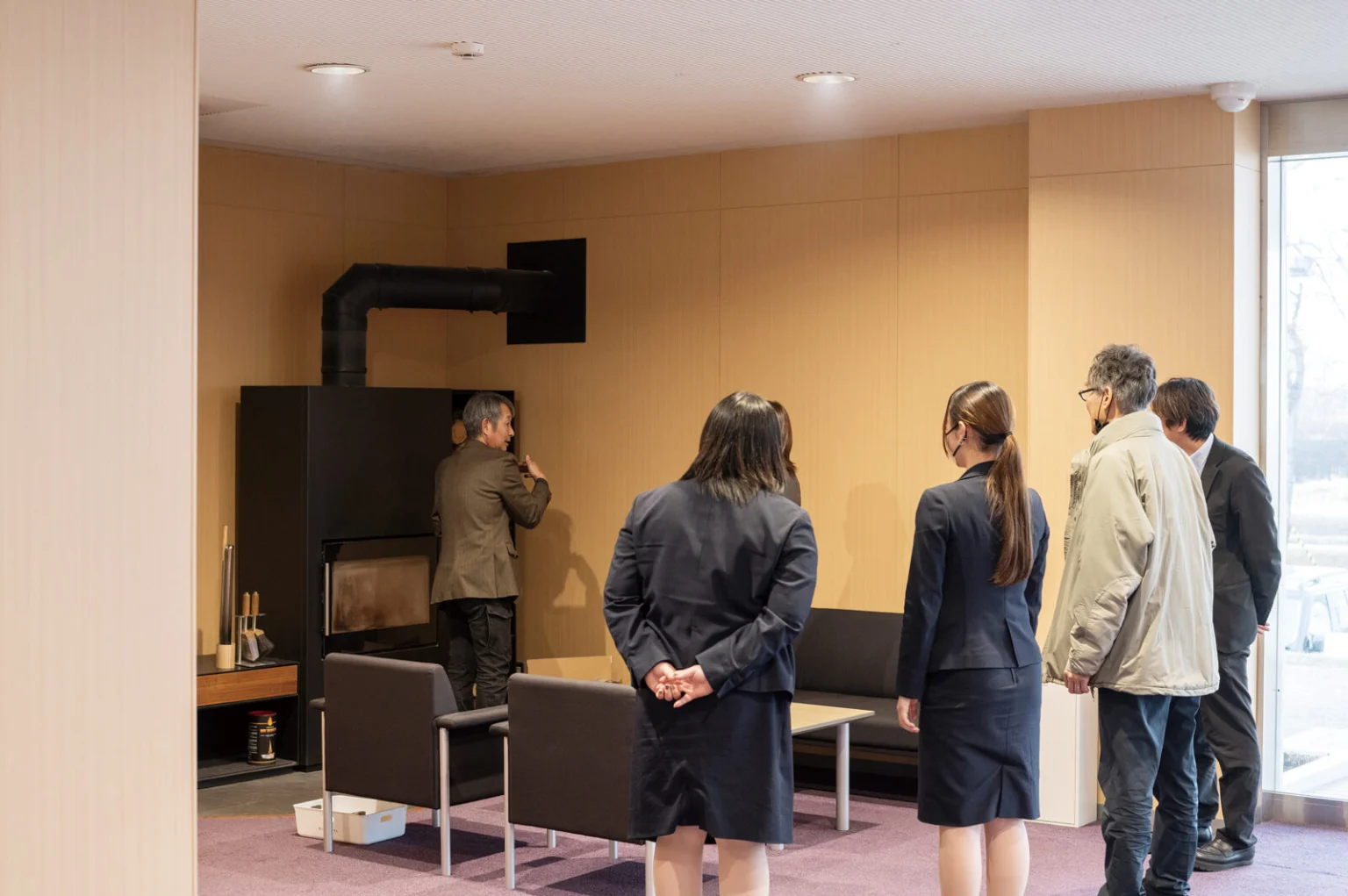 「薪を入れる量や太さに調整が必要かも」と、橋口さんがスタッフ全員にアドバイス。「炉内に入れる薪は40㎝程度であれば2〜3本が適量」「直径10cmを超える薪はさらに割る必要がある」など、橋口さんによるレクチャーにスタッフの皆さんも真剣に耳を傾ける